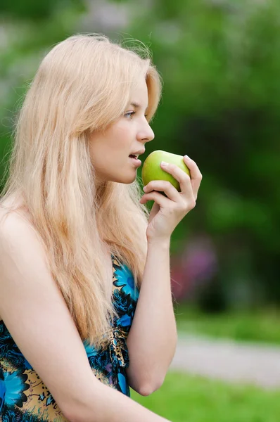 緑のリンゴを持つ美しい女性 — ストック写真