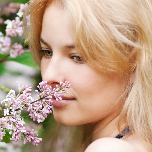 Mujer con flor lila en la cara —  Fotos de Stock