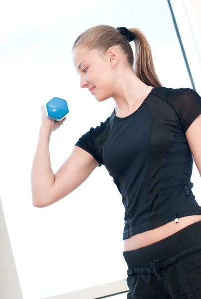 Young woman doing dumbbell exercises — Stock Photo, Image
