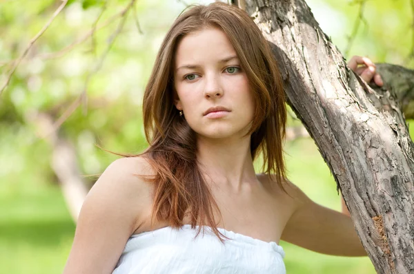 アップル ツリーの庭でリラックスした美しい若い女性 — ストック写真