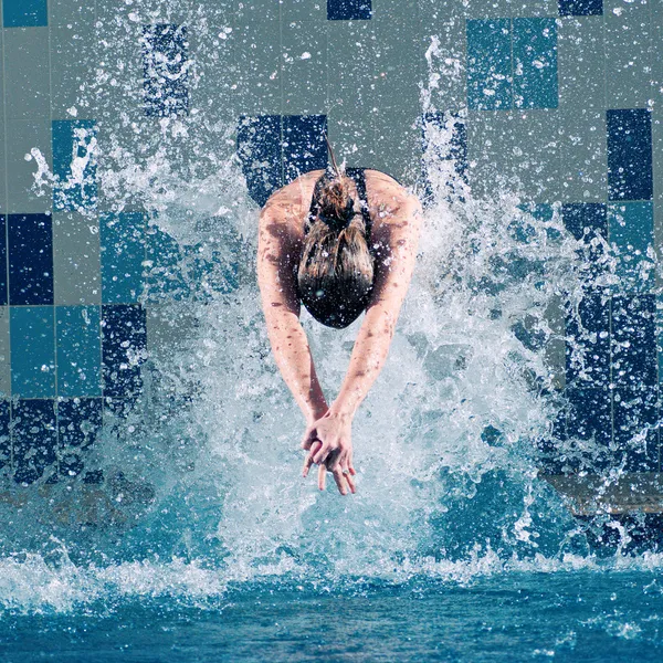 Simmare hoppa i poolen — Stockfoto