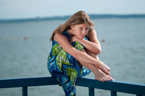 Mujer hermosa relajante en roca sobre el mar — Stok fotoğraf