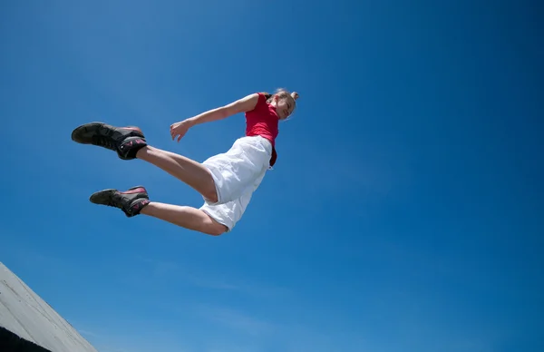 Bella donna saltare in cielo — Foto Stock