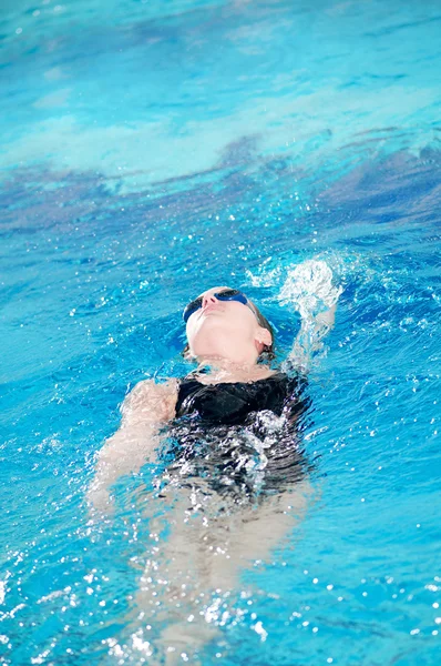 水泳大会やって背泳ぎのスイマー — ストック写真
