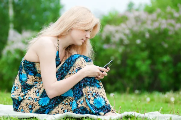 Kvinna sms på mobiltelefon — Stockfoto