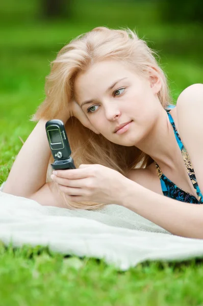 Mujer mensajes de texto en el teléfono móvil — Foto de Stock