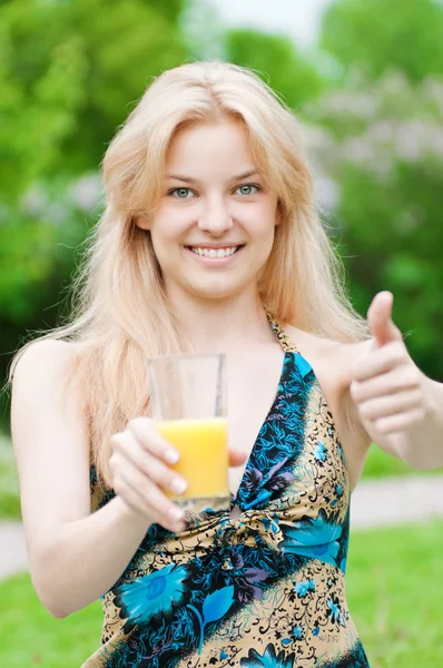 웃는 여자 마시는 오렌지 주스 — 스톡 사진