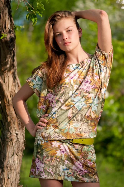 Krásná móda pro mladé ženy představují venkovní — Stock fotografie