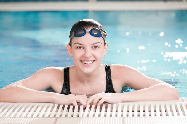 Frau mit schwarzer Brille im Schwimmbad — Stockfoto