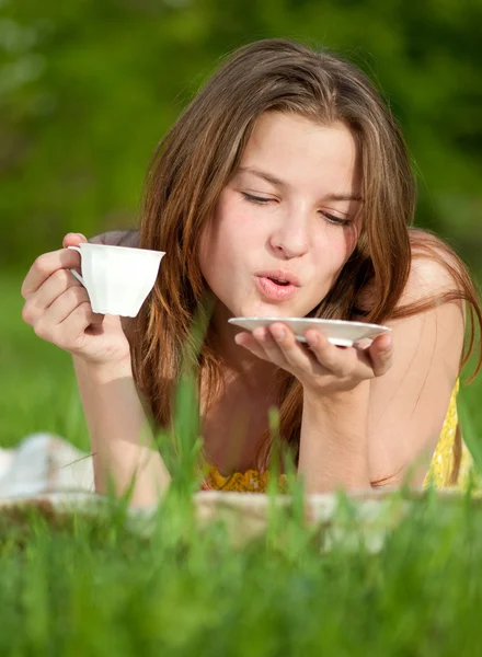 Gyönyörű fiatal nő forró kávét iszik szabadtéri — Stock Fotó