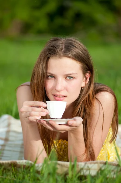 Gyönyörű fiatal nő italt forró tea szabadtéri — Stock Fotó