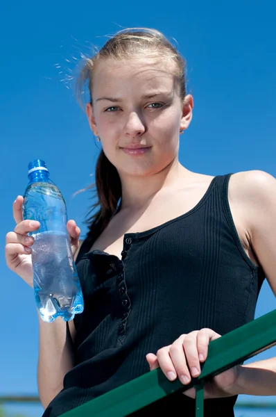 Yyoung woman drinking water after exercise — Stock Photo, Image