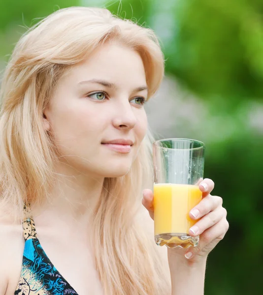 Femme souriante buvant du jus d'orange — Photo