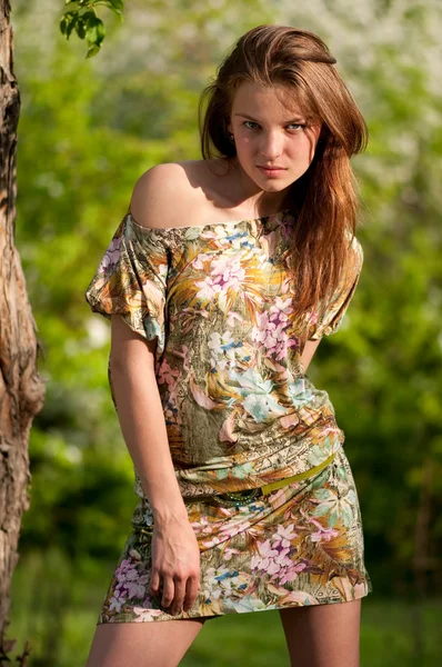 아름 다운 젊은 패션 여자 야외 포즈 — 스톡 사진