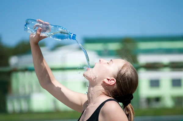 Yyoung žena pitné vody po cvičení — Stock fotografie