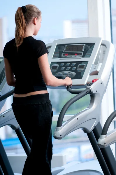 Young woman at the gym. Run on a machine — Stock Photo, Image