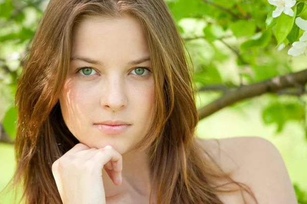アップル ツリーの庭でリラックスした美しい若い女性 — ストック写真