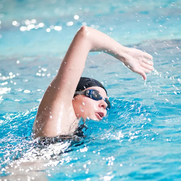 Nadador realizando o rastejamento — Fotografia de Stock