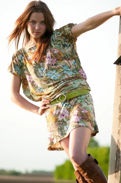 Bela jovem moda mulher posando ao ar livre — Fotografia de Stock