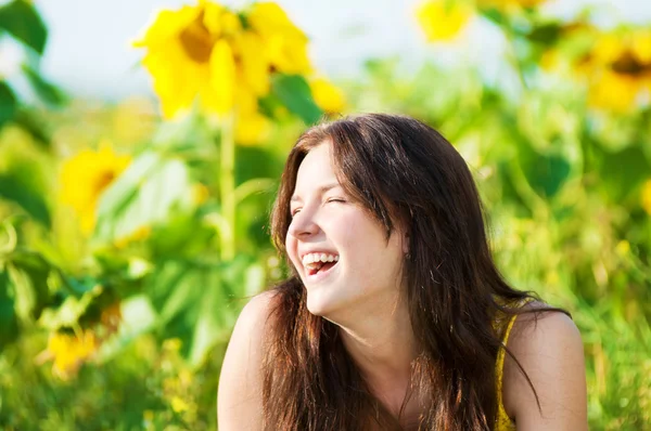 Beautiful woman in a sunflower field — Stock Photo, Image