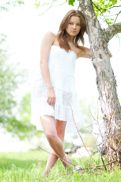 애플 트리 정원에서 편안 하 게 아름 다운 젊은 여자 — 스톡 사진