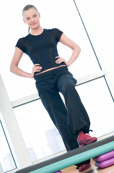 Junge Frau macht Aerobic-Übungen — Stockfoto