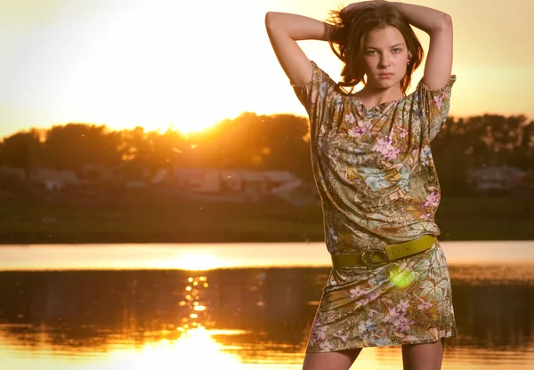 Vackra unga mode kvinna poserar utomhus — Stockfoto