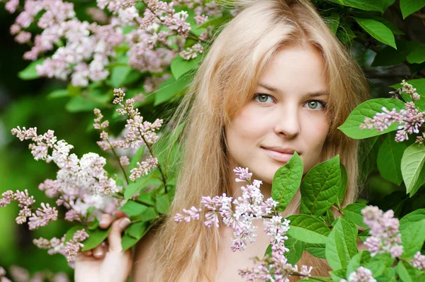 Žena s Lila květina na obličej — Stock fotografie