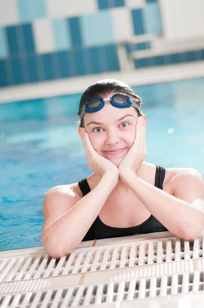 Женщина в черных очках в бассейне — стоковое фото