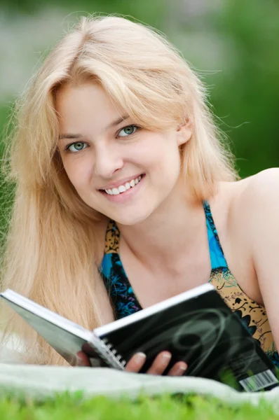 Красива молода жінка читає книгу — стокове фото