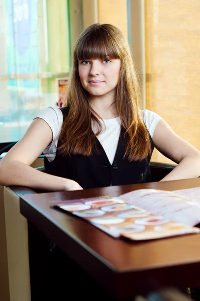 Una giovane donna in un caffè — Foto Stock