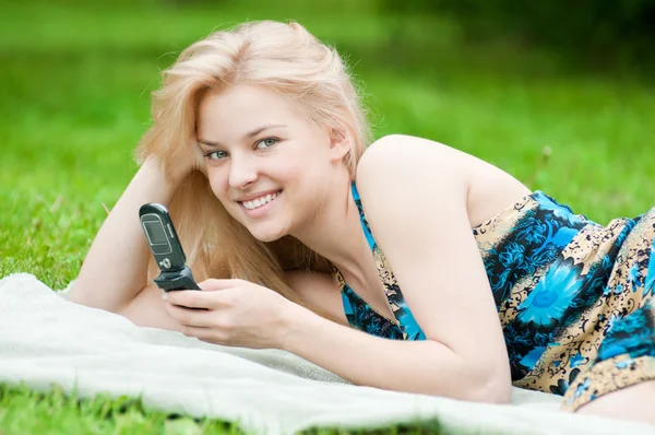 Жіночий текст на мобільному телефоні — стокове фото