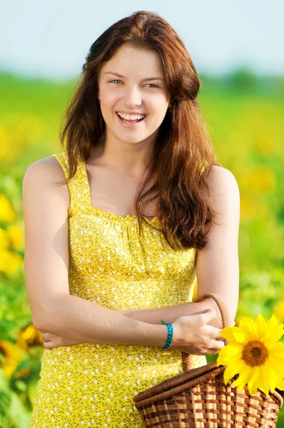 Piękna kobieta w Słonecznikowe pole — Zdjęcie stockowe