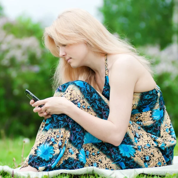 Женщина смс на мобильный телефон — стоковое фото