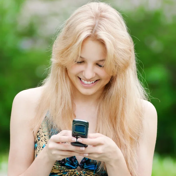 Mulher mensagens de texto no telefone móvel — Fotografia de Stock