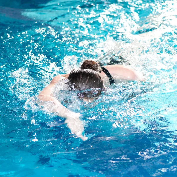 Swimmer woman performing the crawl stroke — Stock Photo, Image