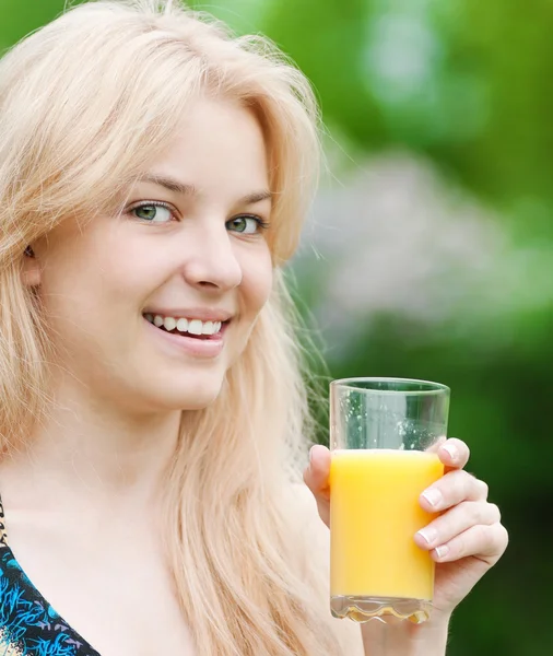 Lachende vrouw drinken sinaasappelsap — Stockfoto