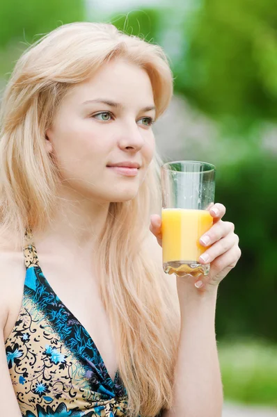 女飲料オレンジ ジュースの笑みを浮かべてください。 — ストック写真