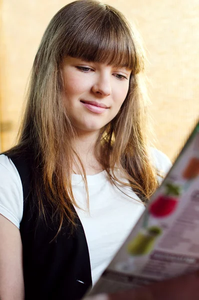 Een jonge vrouw in een café — Stockfoto