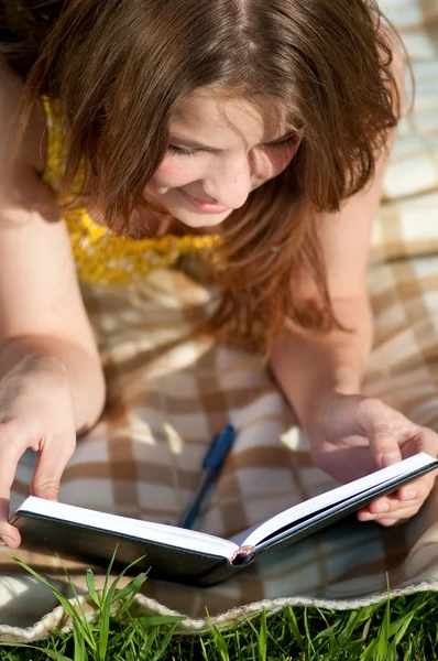Όμορφη νεαρή γυναίκα ανάγνωση βιβλίο υπαίθρια — Φωτογραφία Αρχείου