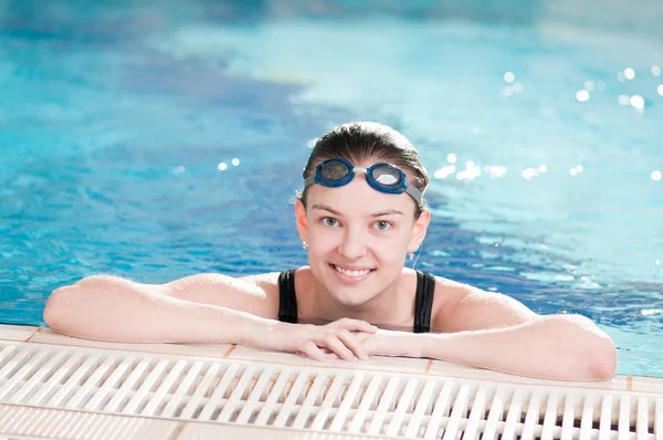 Femme en lunettes noires dans la piscine — Photo