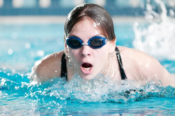 Swimmer performing the butterfly stroke — Stock Photo, Image