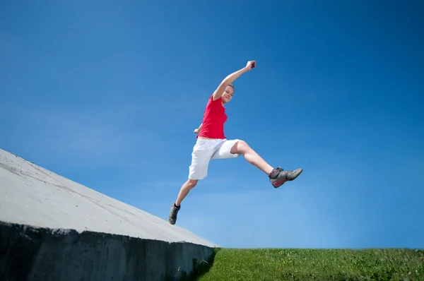 하늘에 아름 다운 여자 점프 — 스톡 사진