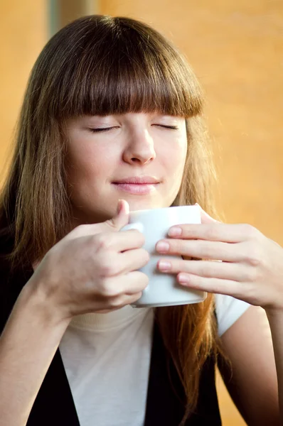 Mujer sentada en un café con un café —  Fotos de Stock
