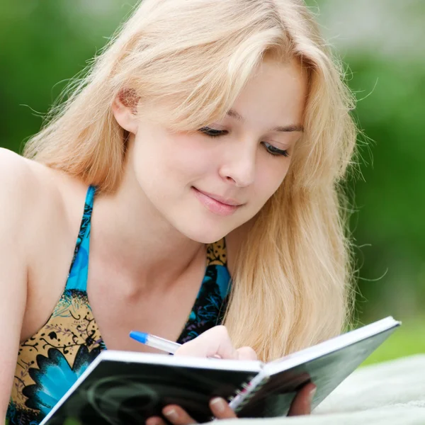 Beautiful young woman read book — Stock Photo, Image