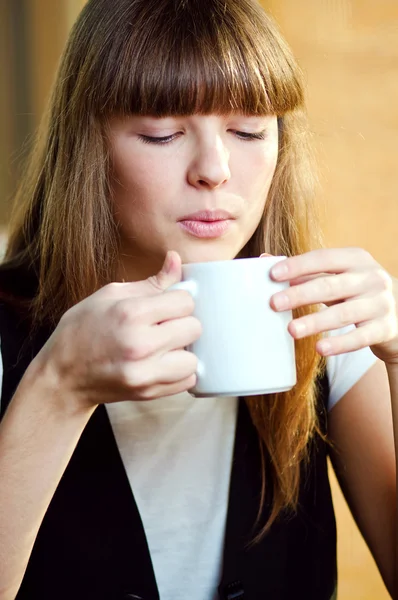 Frau sitzt mit einem Kaffee in einem Café — Stockfoto