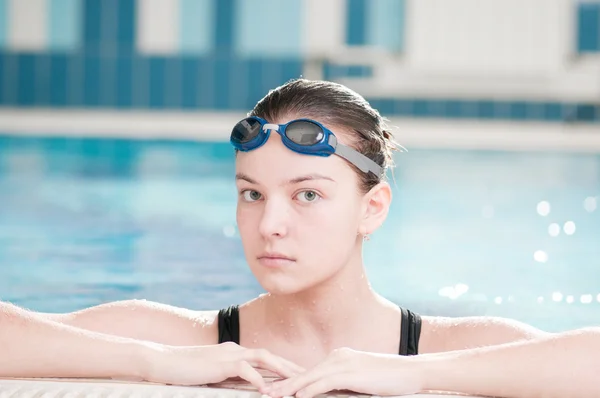 Frau mit schwarzer Brille im Schwimmbad — Stockfoto