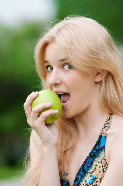 녹색 사과와 아름 다운 여자 — 스톡 사진