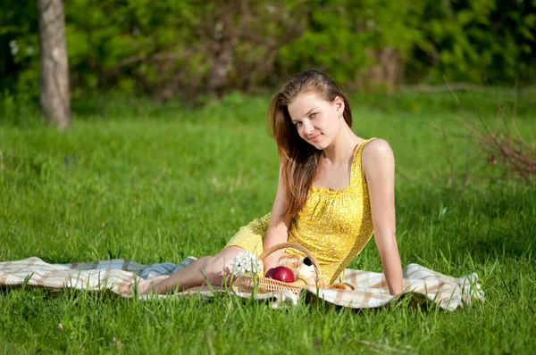 Piękna młoda kobieta na piknik — Zdjęcie stockowe