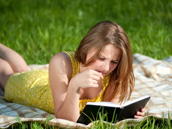 Gyönyörű fiatal nő olvasás könyv szabadban — Stock Fotó